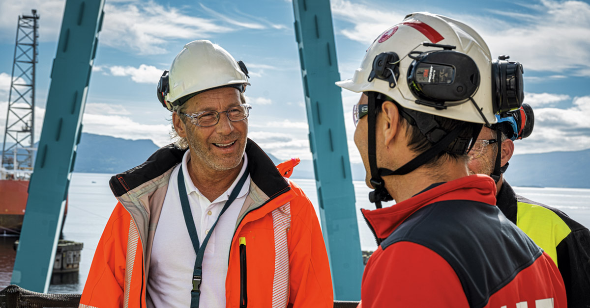 Foreman talking to Hilti representative and other team members at the jobsite