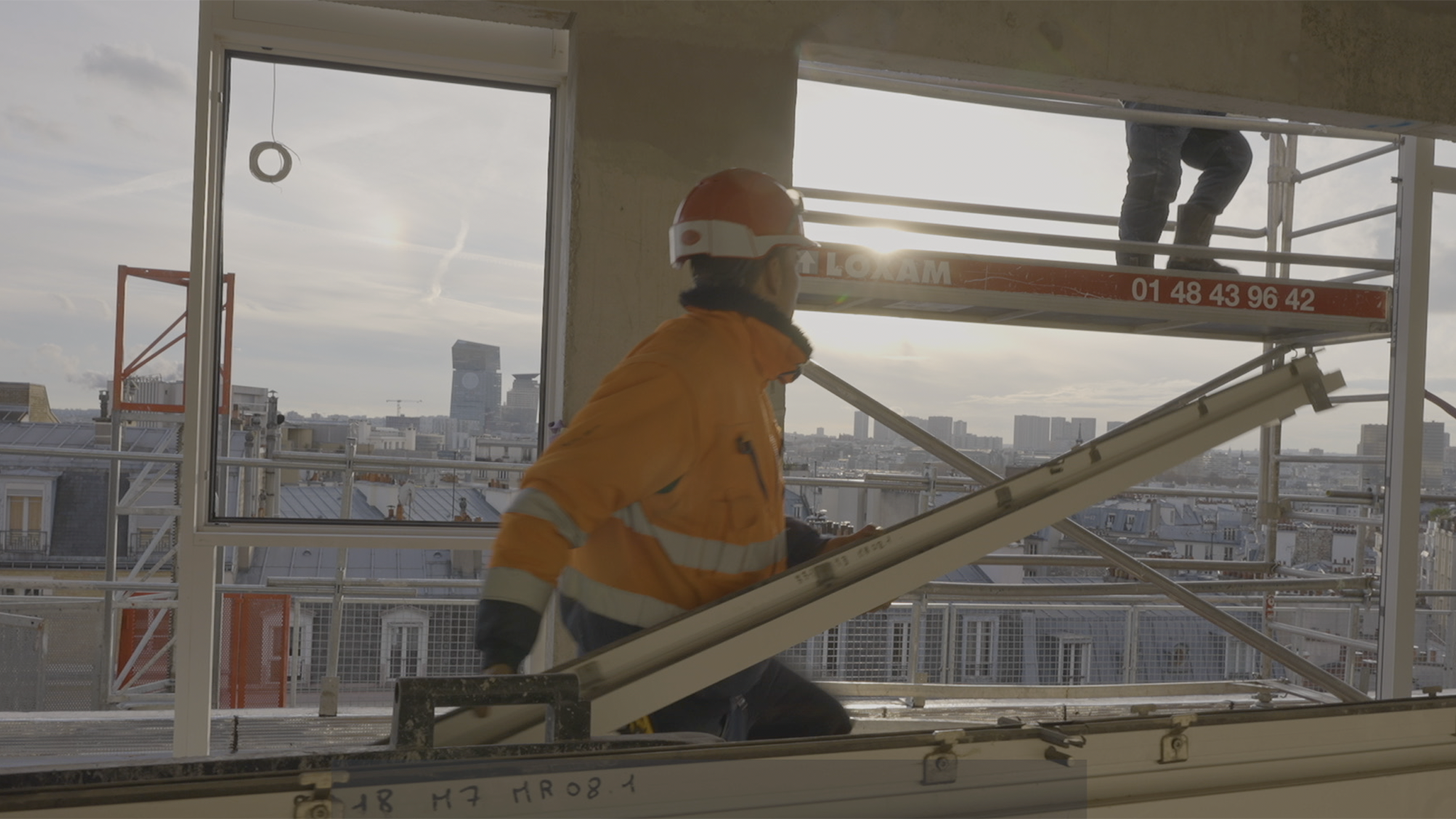 Les équipes d'une entreprise de menuiserie aluminium travaillent sur chantier en utilisant une application de suivi de chantier.